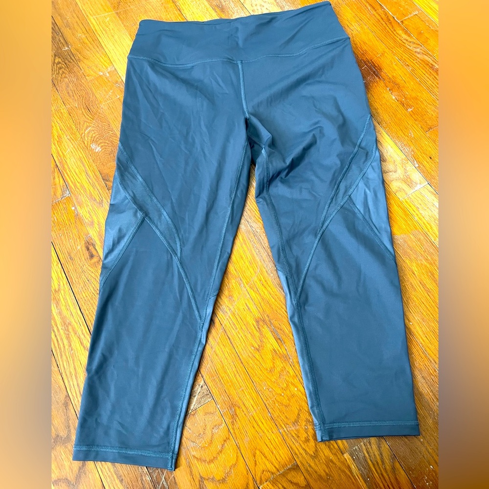 VS knockout leggings. Sz L